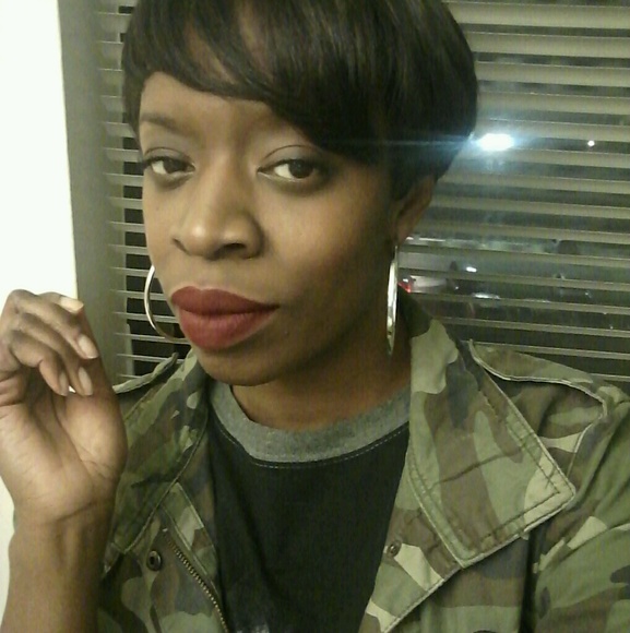 Meet your Posher, Leslie - Picture 1 of 1